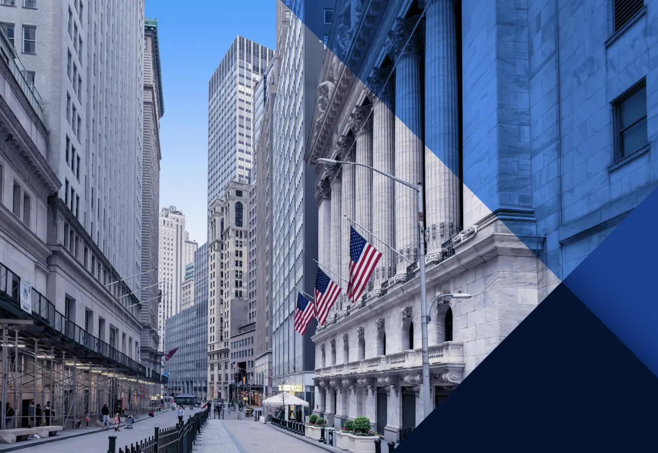 Exterior de la Bolsa de Nueva York (NYSE) con banderas de Estados Unidos